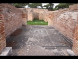 08468 ostia - regio v - insula iii - caseggiato dei lottatori (v,iii,1) (haus der ringer) - vestibulum - ri norden - 01-2024.jpg